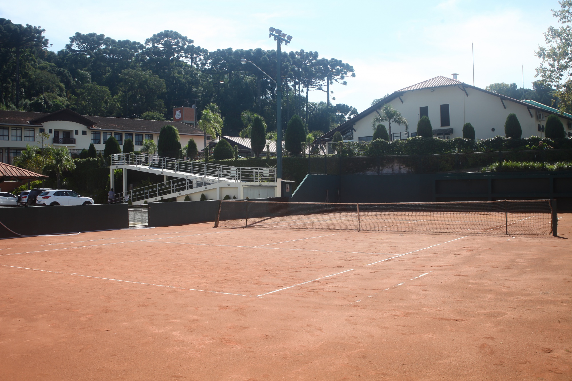 3 quadras oficiais de tênis de campo com piso de saibro